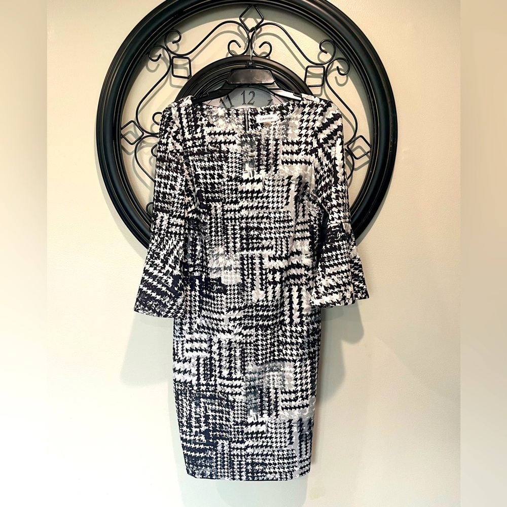 Calvin Klein Women’s multi color  Bell Sleeve Dress Zip back Size 8